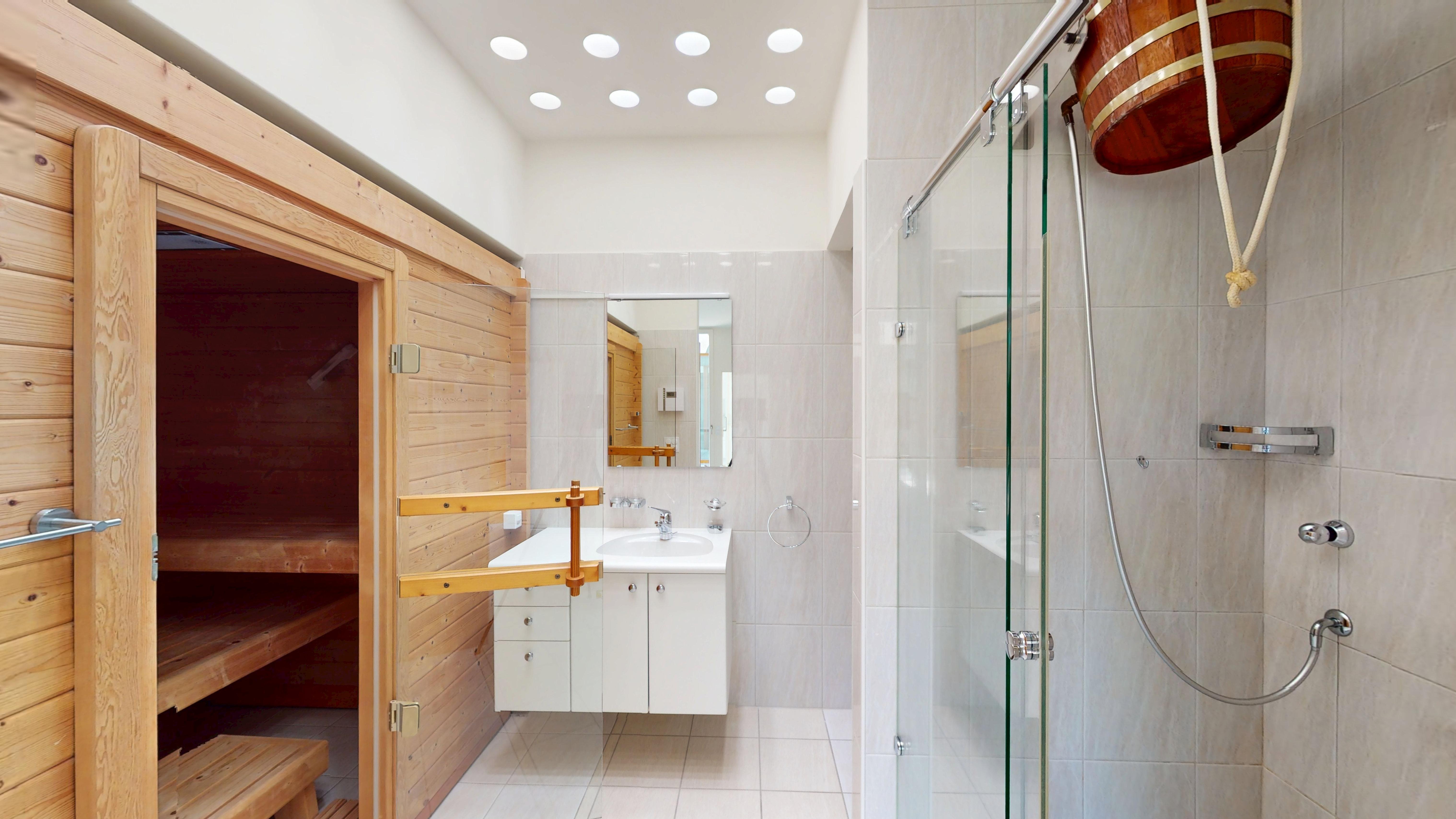 Saunabereich mit Dusche