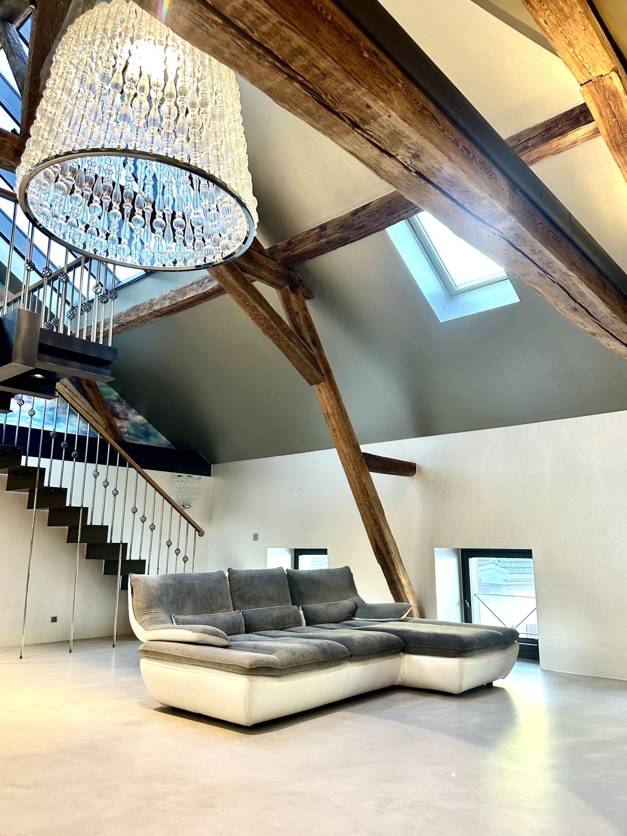 Wohnraum mit Galerie und sichtbaren Dachbalken