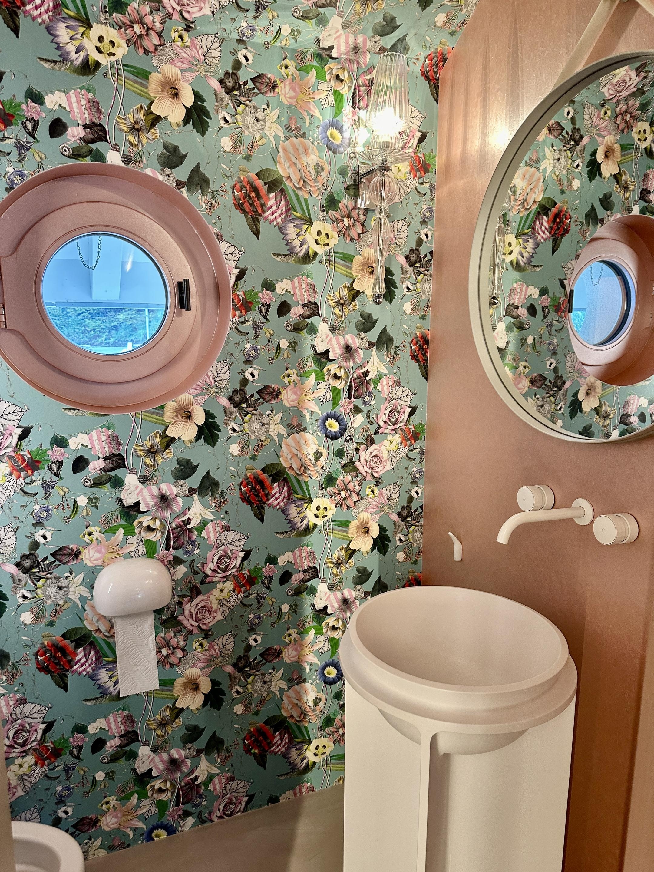 Verspieltes Gäste-WC mit floraler Tapete