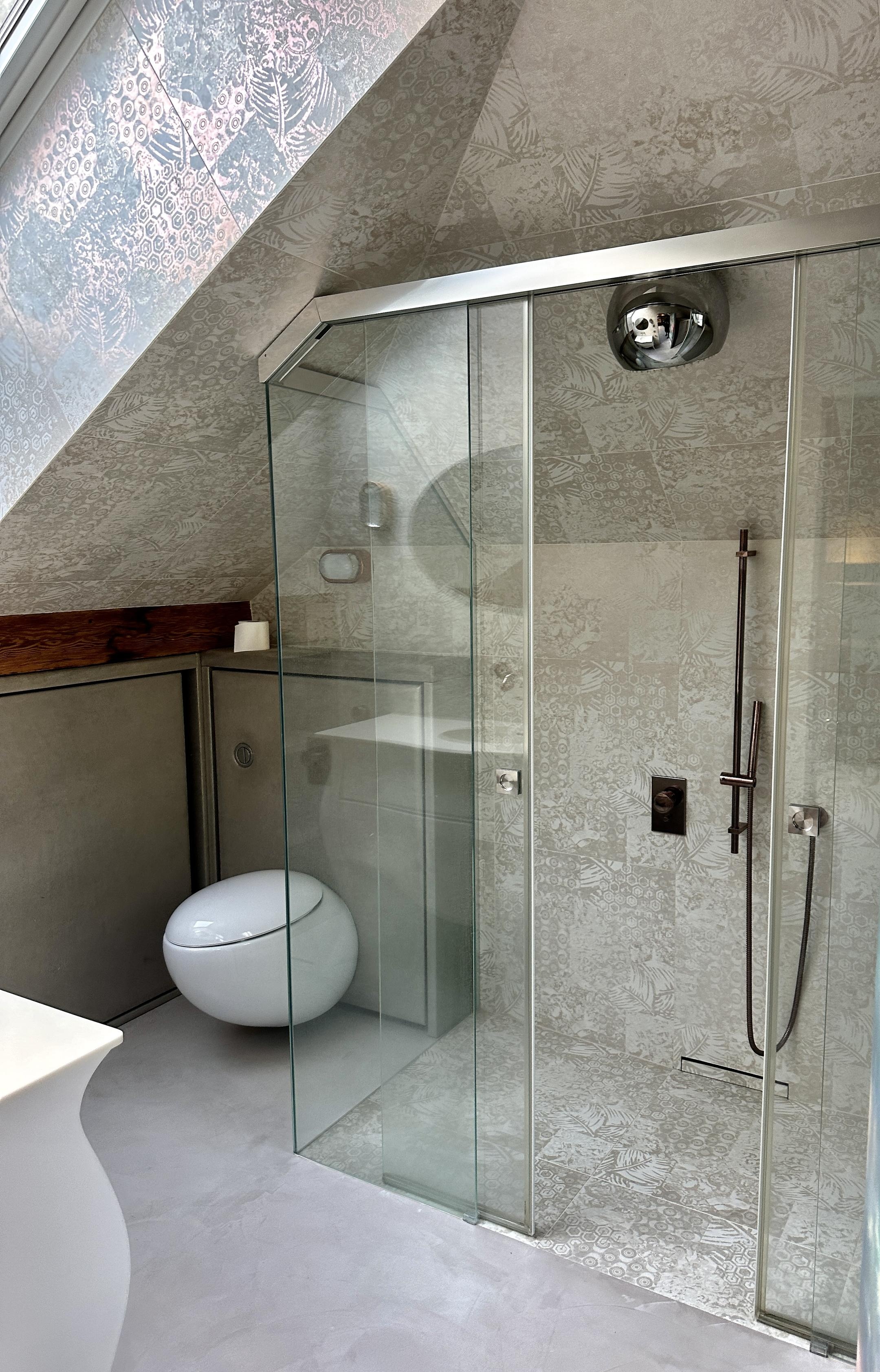 Modernes Badezimmer mit Glasdusche und WC