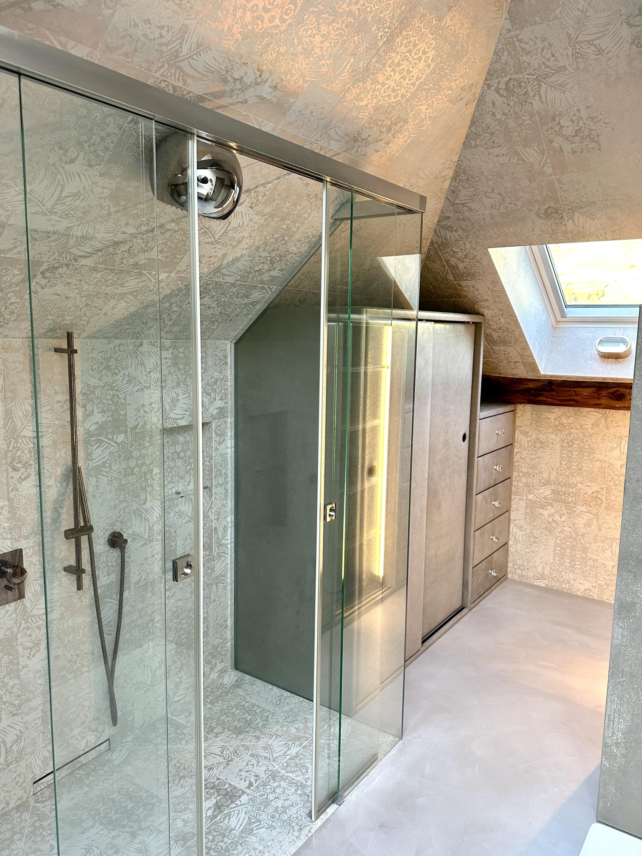 Modernes Dachgeschossbad mit Glasdusche