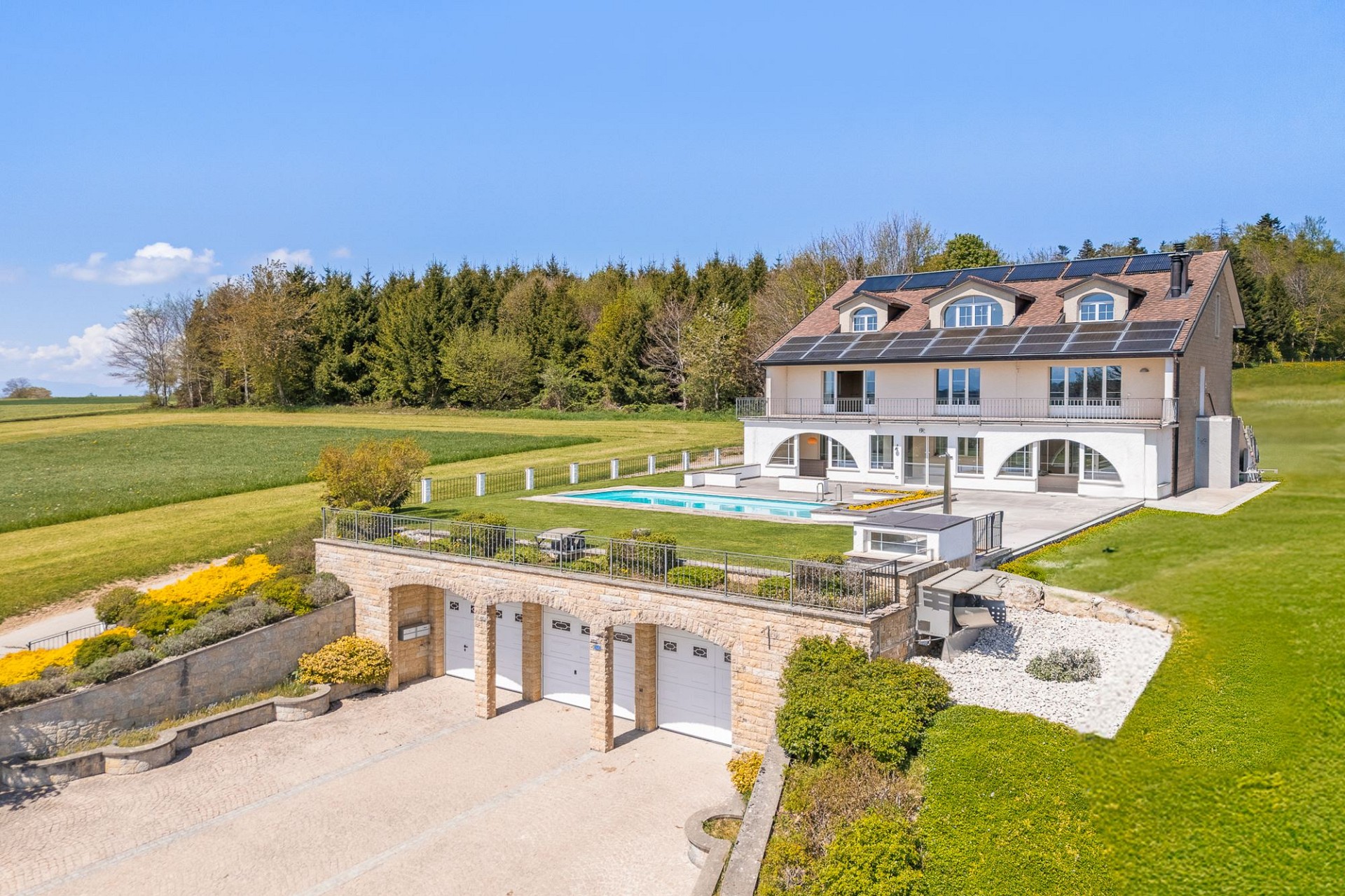 Luxuriöses Landhaus mit Pool und Garage