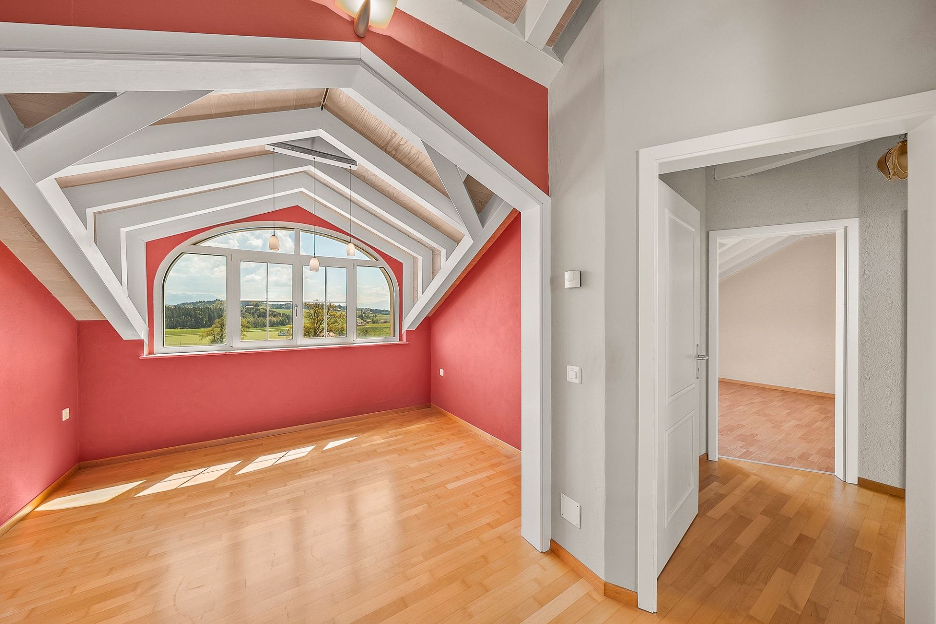 Heller Dachraum mit großem Rundbogenfenster