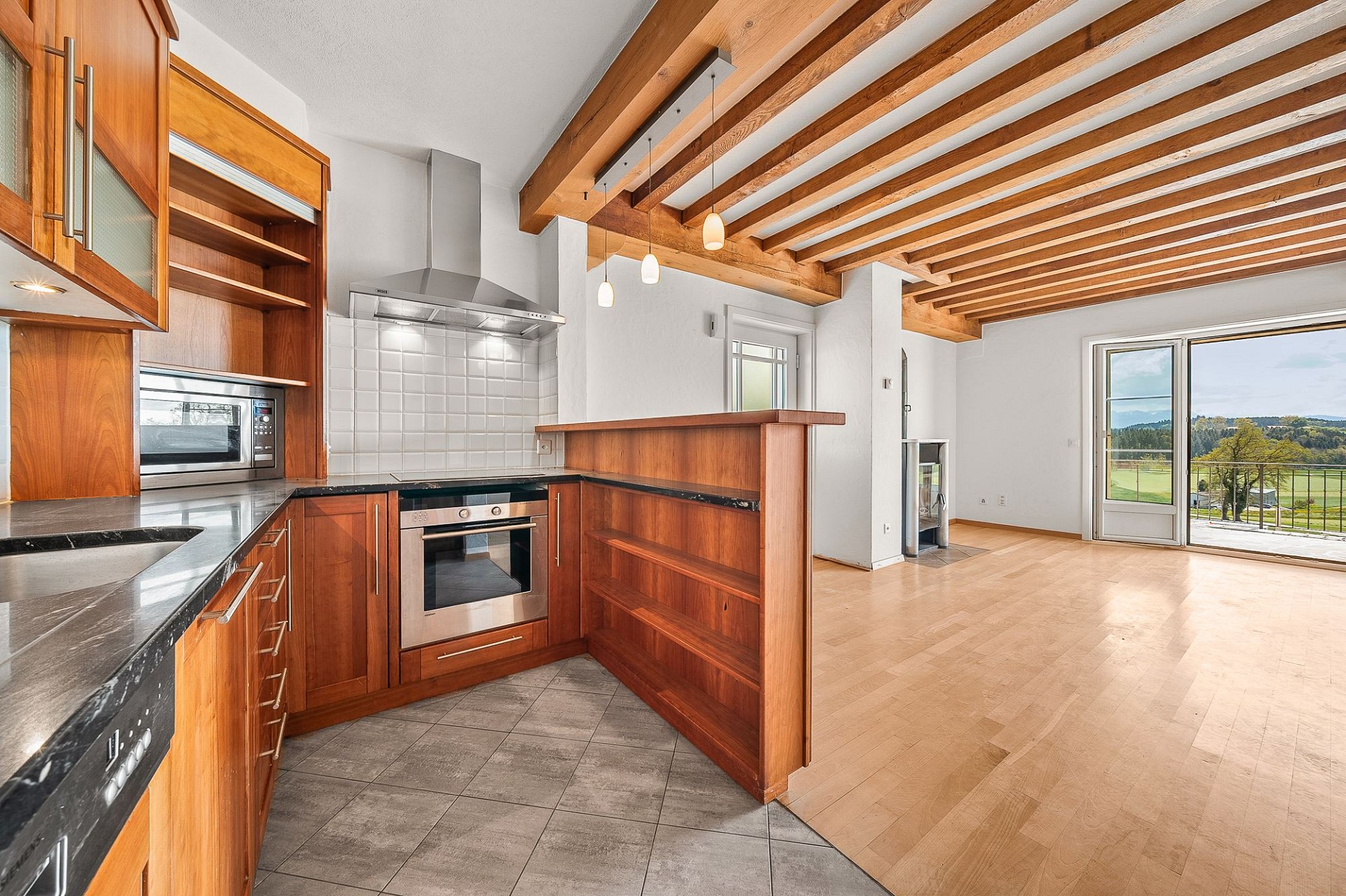 Offene Wohnküche mit Holzdetails