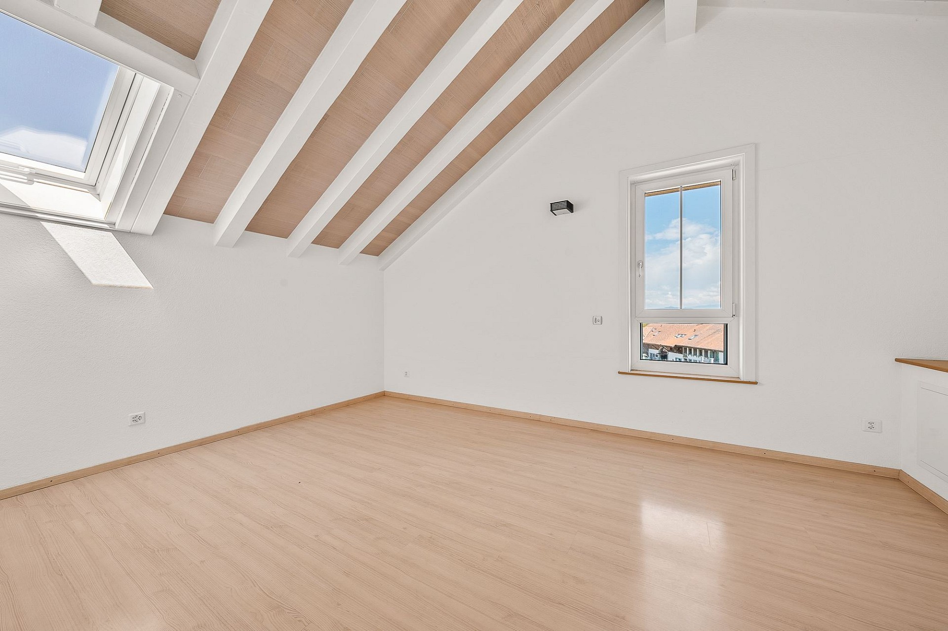 Heller leerer Dachraum mit Dachfenster
