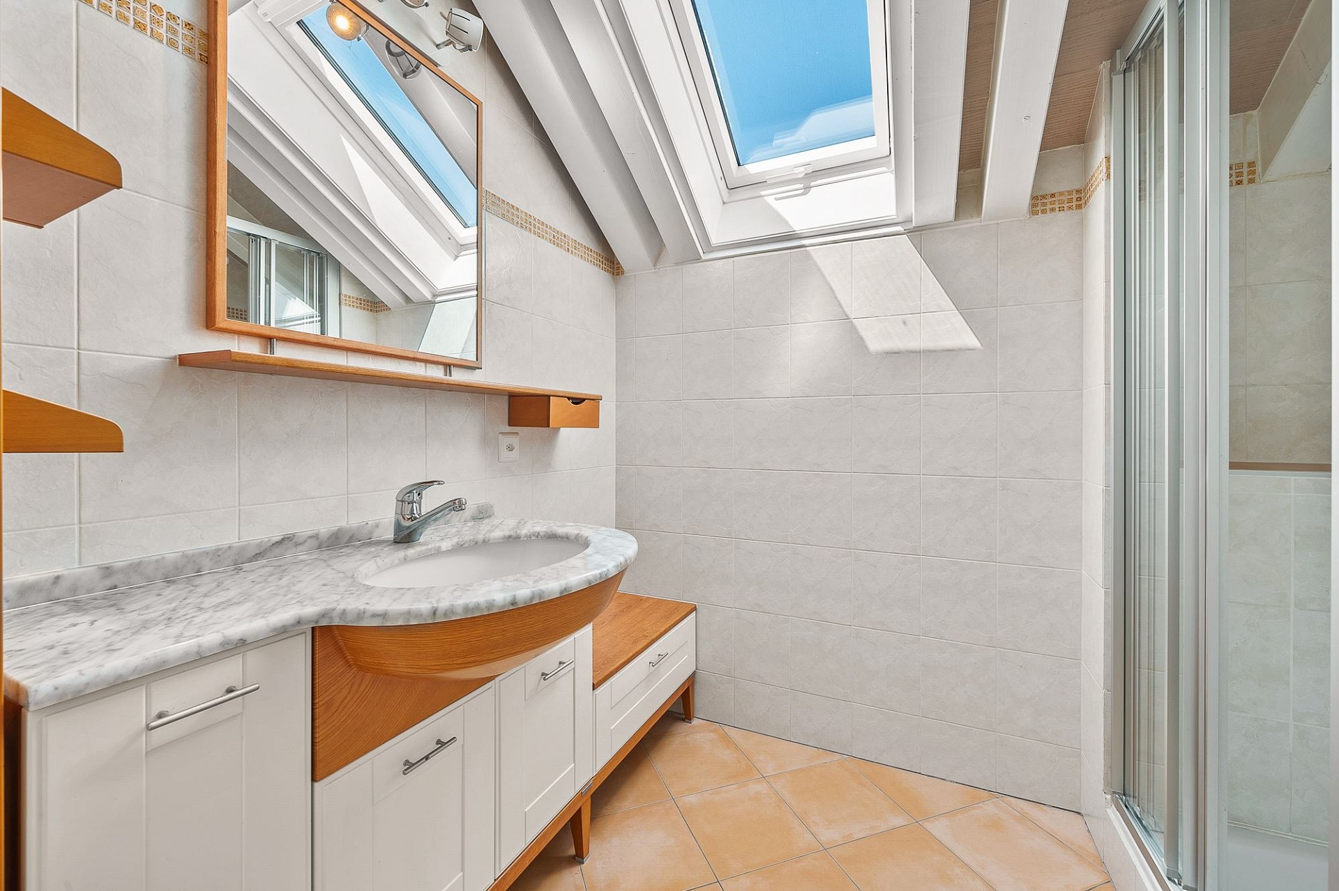 Badezimmer mit Dachfenstern und Waschtisch