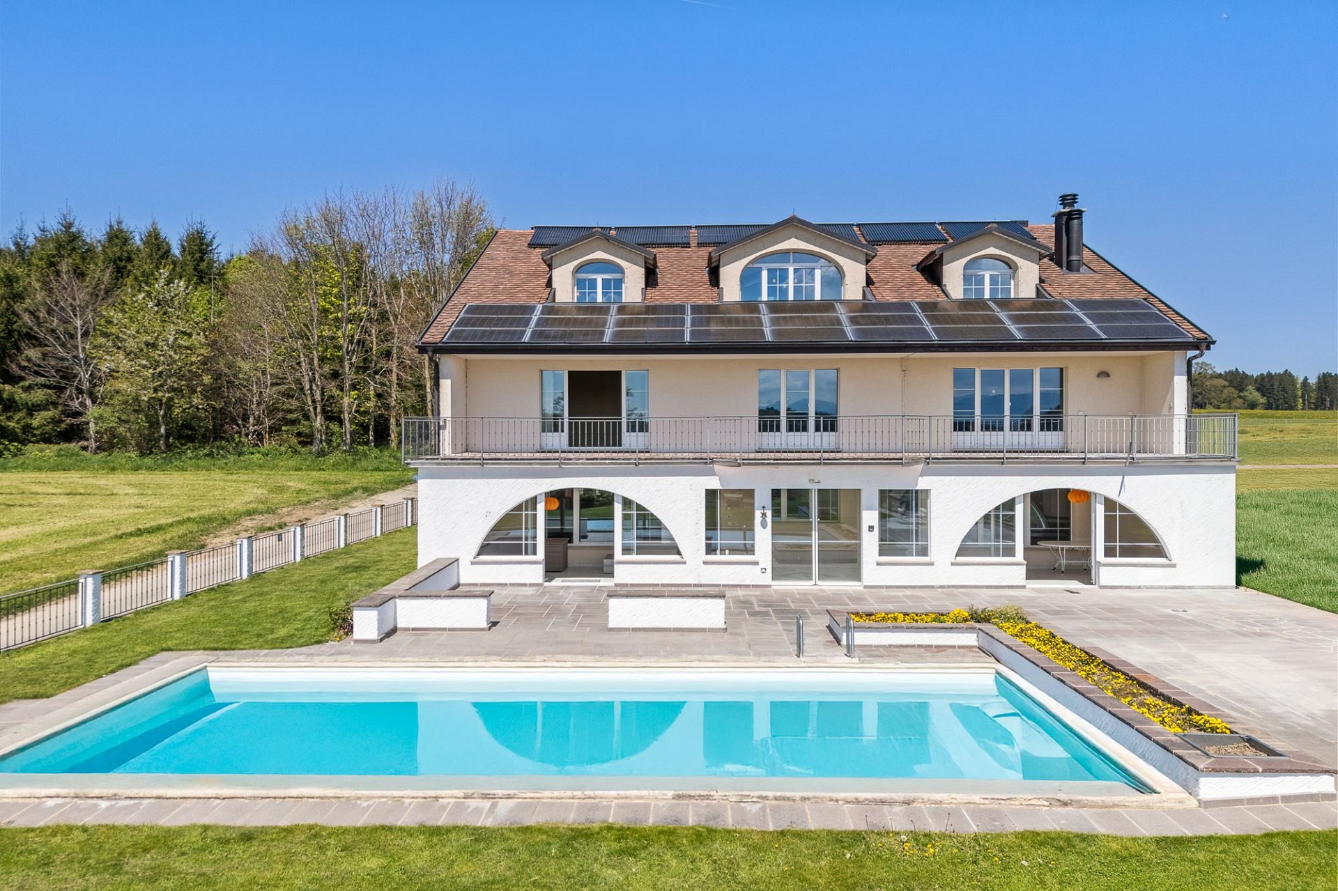 Villa mit Pool und Solaranlage