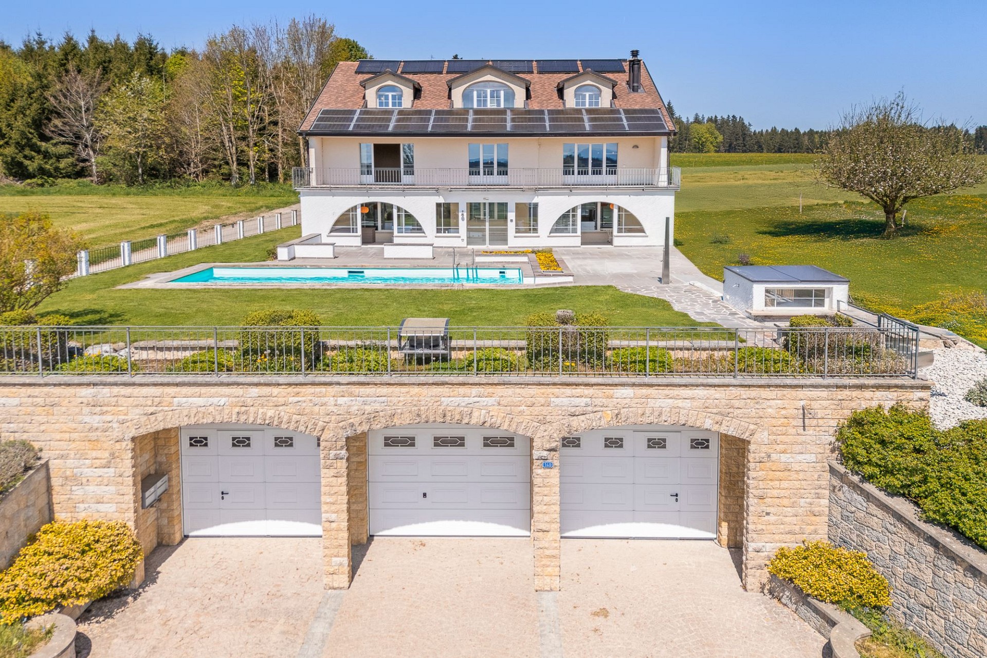 Luxuriöses Landhaus mit Pool und Doppelgarage