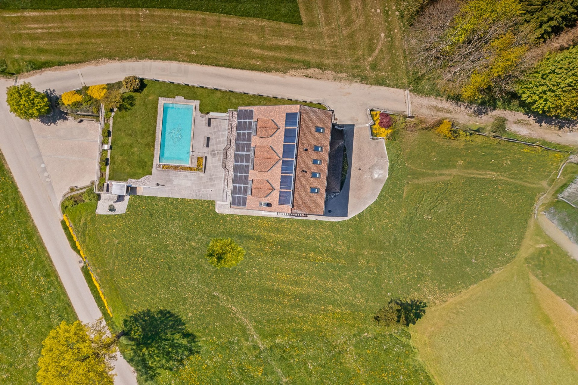 Luftaufnahme eines ländlichen Anwesens mit Pool