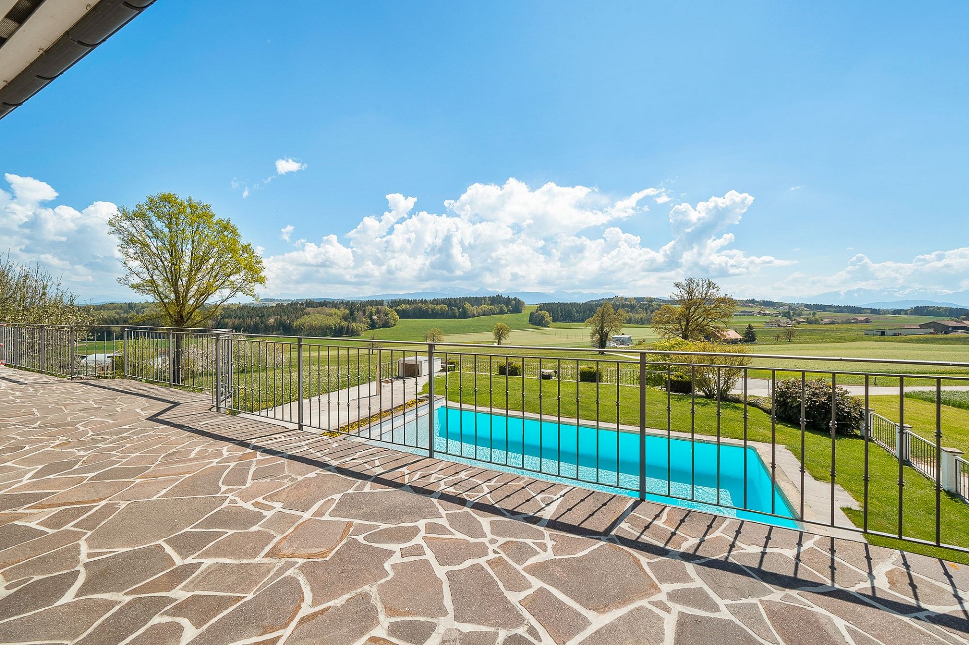 Terrasse mit Pool und Panoramablick