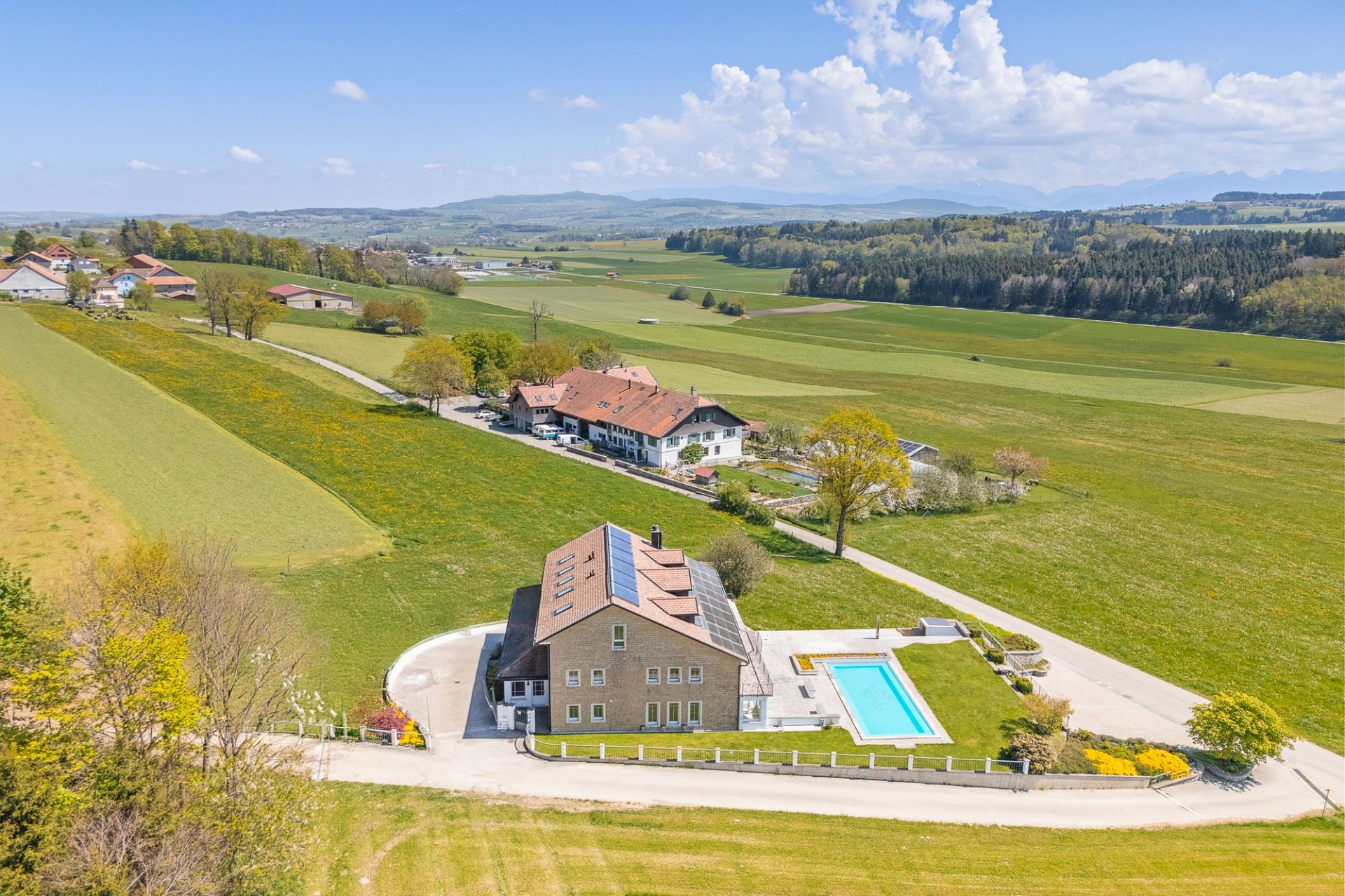 Ländliche Luftaufnahme mit Pool und Weitblick