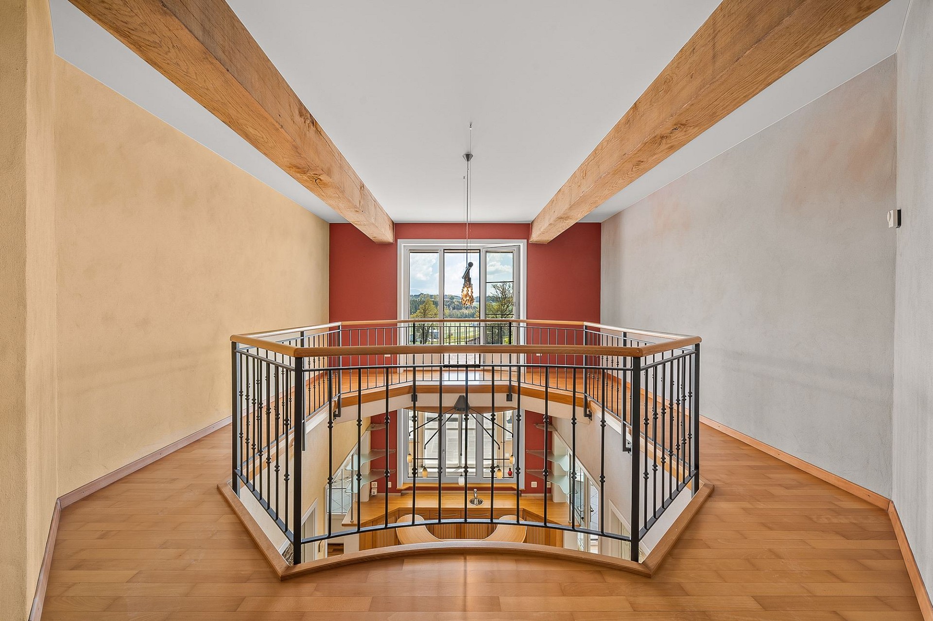 Galerie mit Treppenöffnung und Holzdeckenbalken