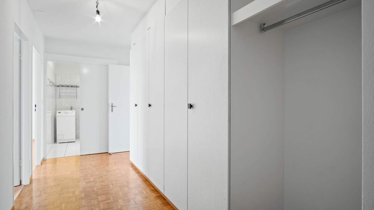Heller Flur mit Einbauschrank