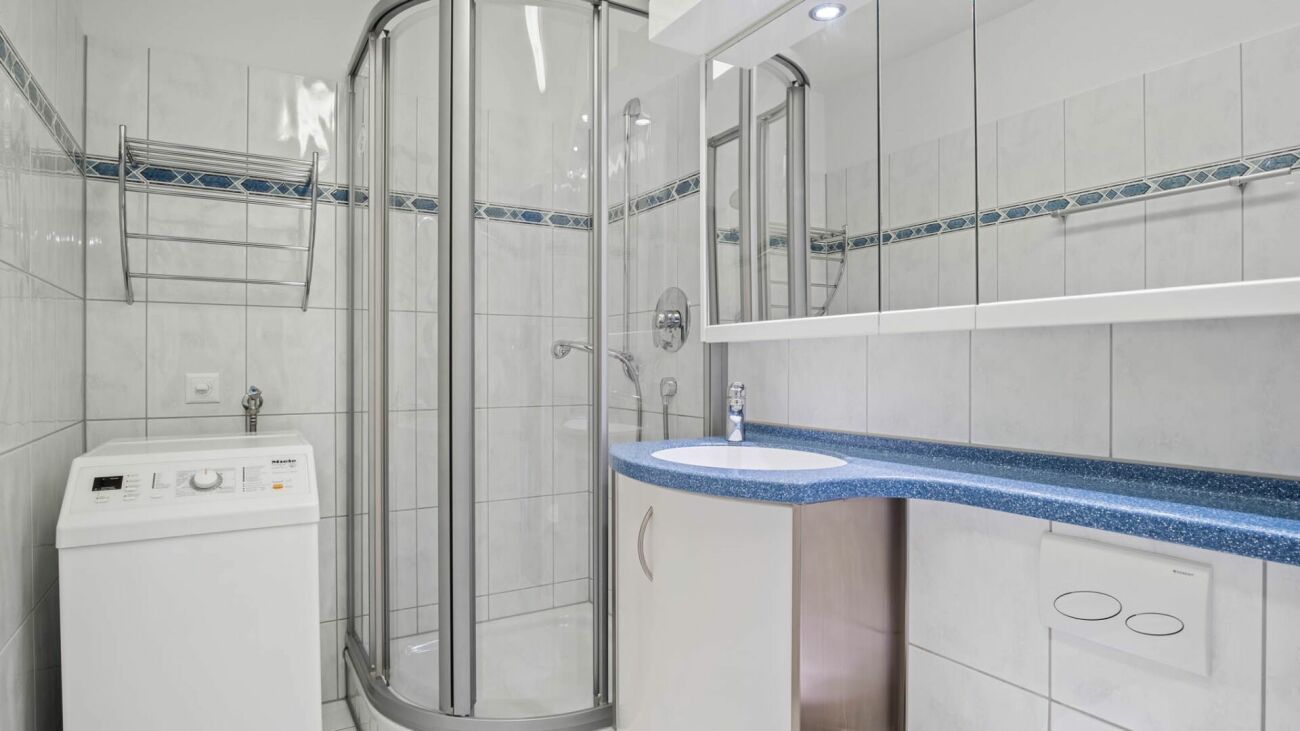 Modernes Badezimmer mit Waschtisch und Duschkabine