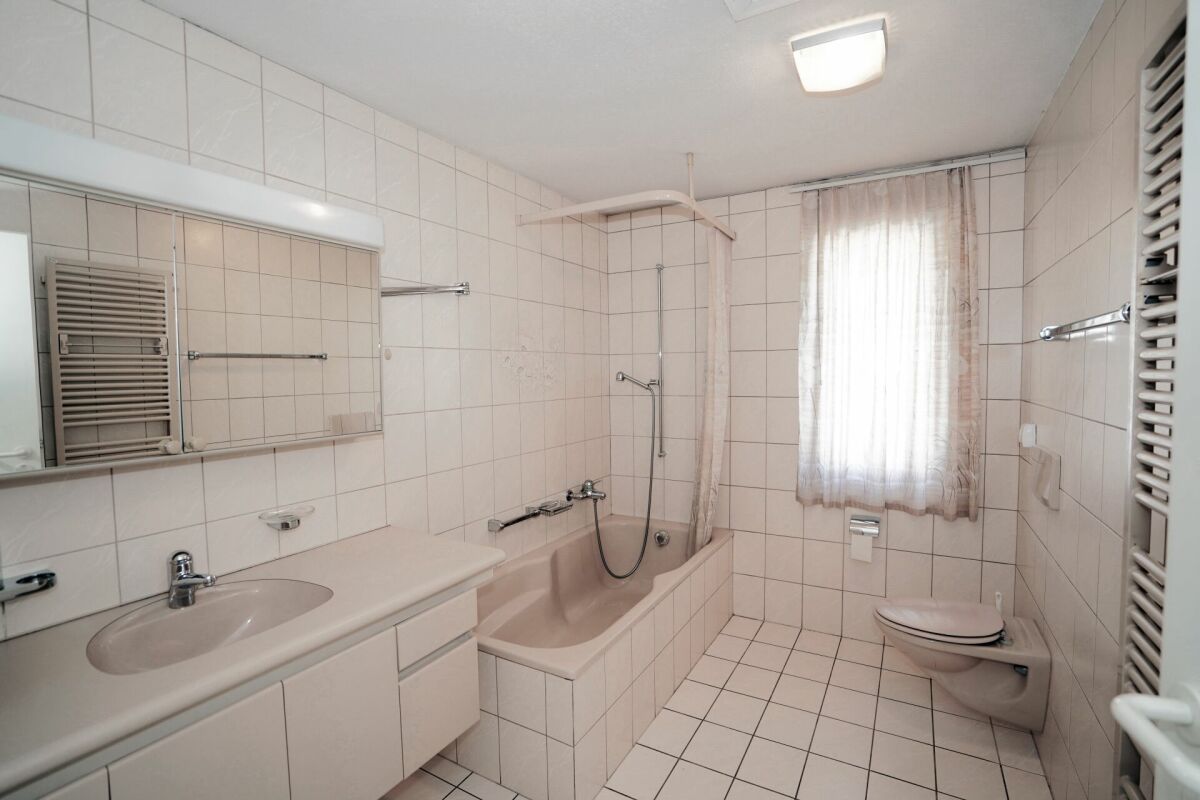 Helles Badezimmer mit Badewanne, Waschbecken und WC