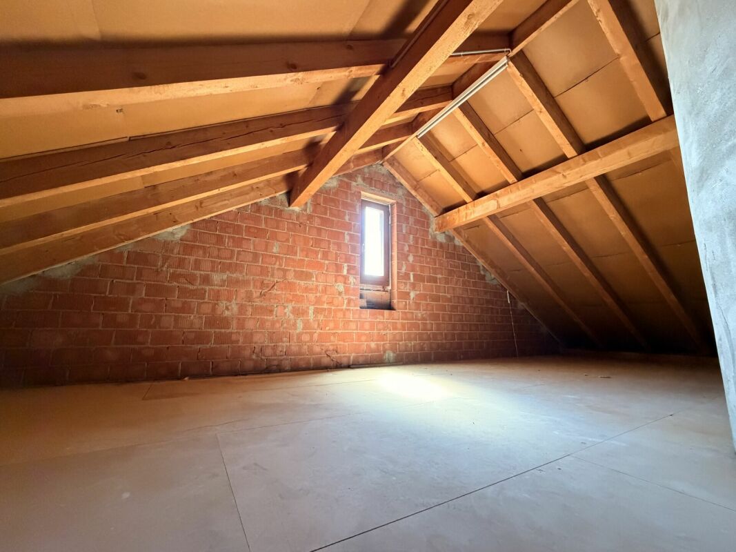 Unausgebauter Dachraum mit sichtbaren Dachbalken