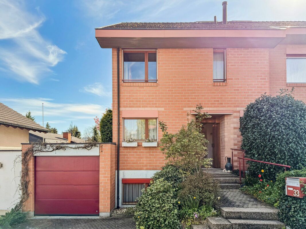 Zweistöckiges Reihenhaus mit Garage und Vorgarten