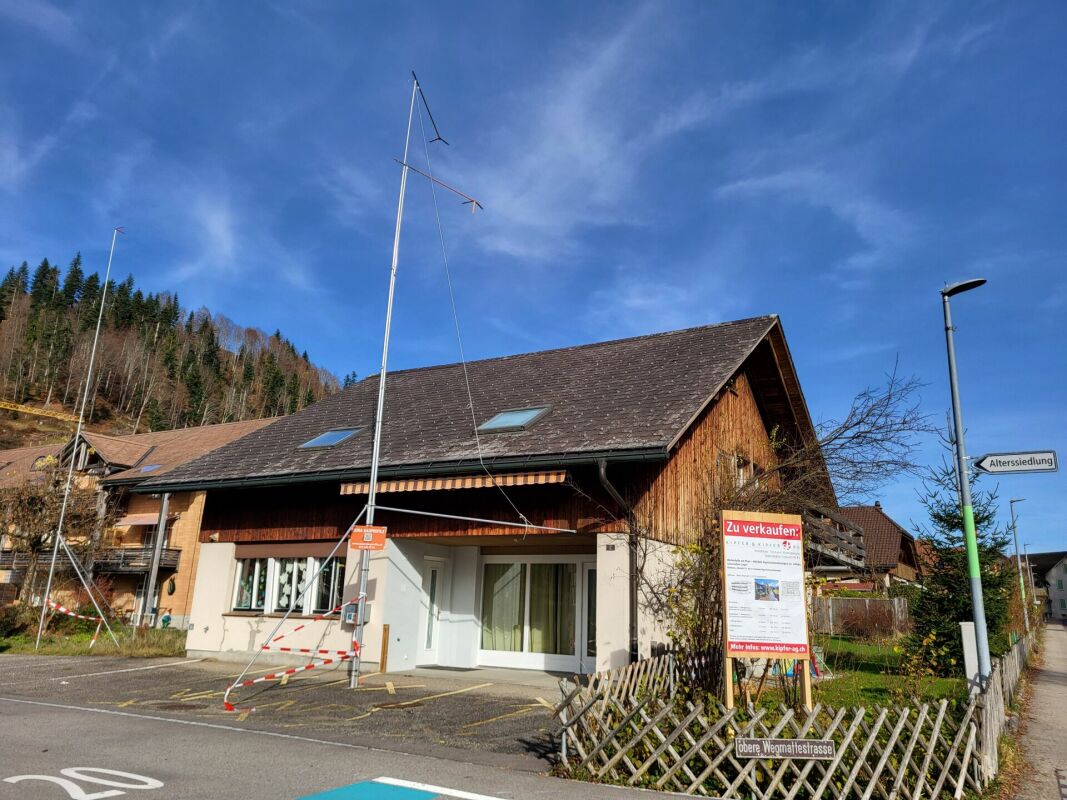 Holzhaus mit Satteldach an der Straße