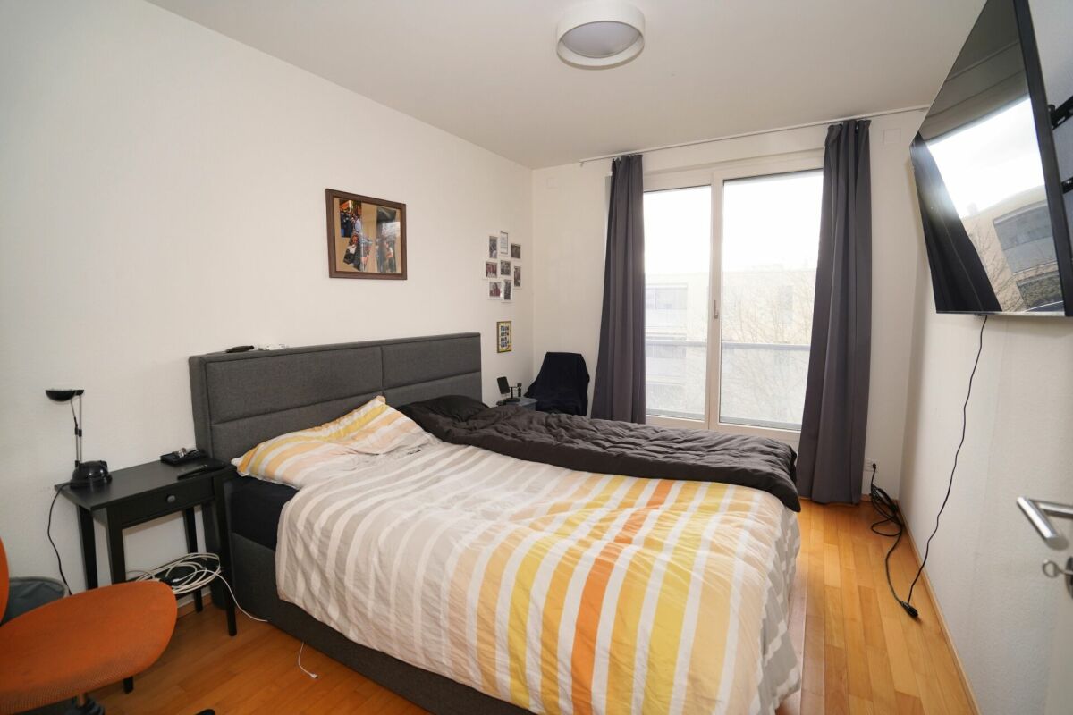 Schlafzimmer mit Bett und Fernseher