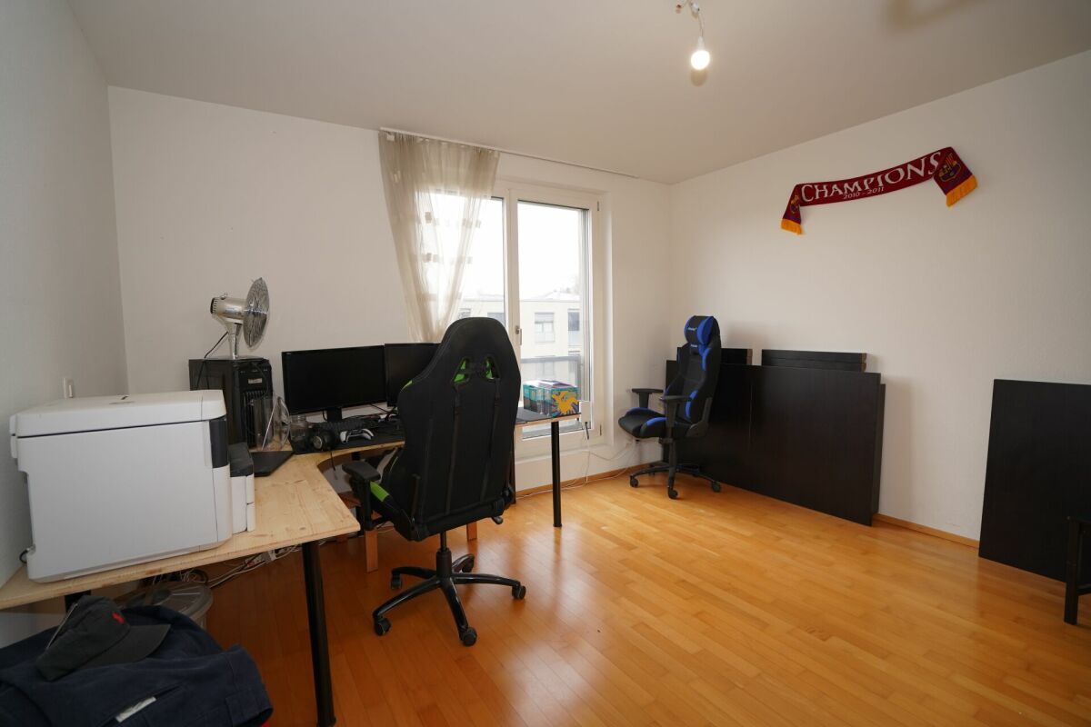 Arbeitszimmer mit Gaming-Setup