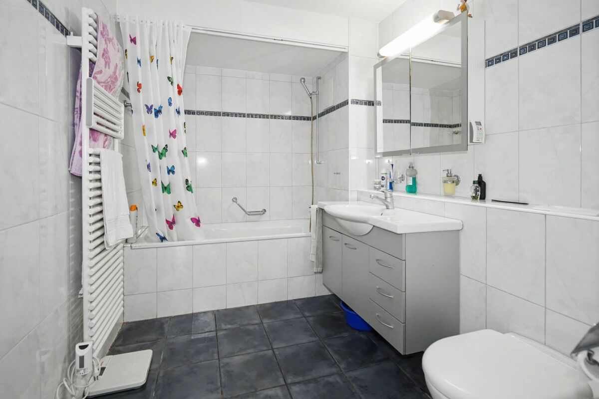 Badezimmer mit Badewanne und Waschtisch
