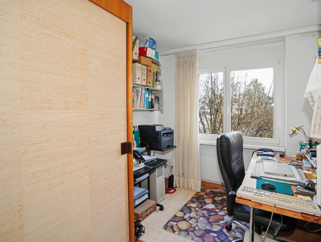 Arbeitszimmer mit Schreibtisch