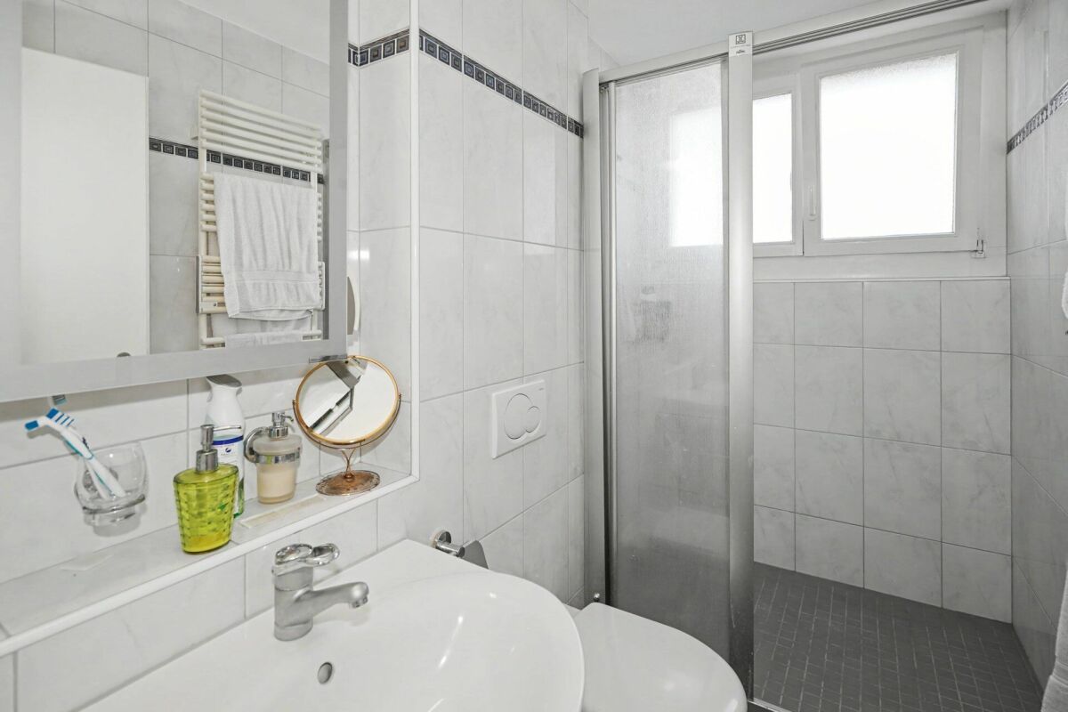 Helles Badezimmer mit Dusche und Waschbecken