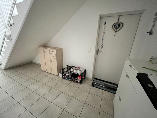 Flur mit Treppe und Garderobenbereich