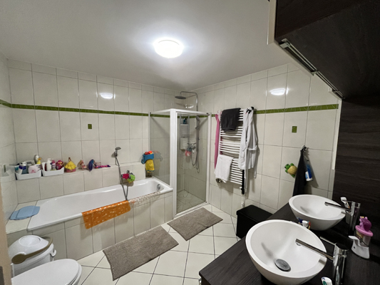 Modernes Badezimmer mit Wanne und Doppelwaschbecken