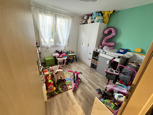 Kinderzimmer mit Spielbereich