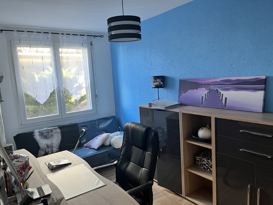 Arbeitszimmer mit blau gestrichenen Wänden