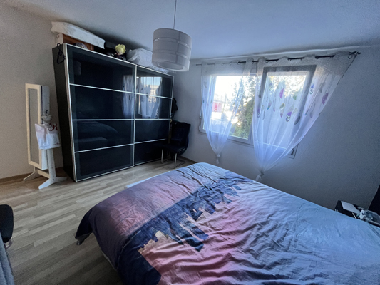 Schlafzimmer mit Fenster und Kleiderschrank