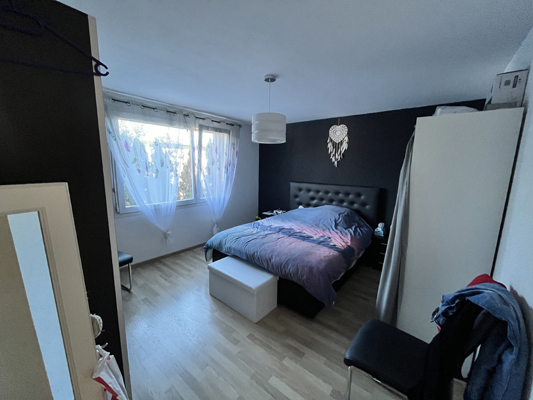 Schlafzimmer mit dunkler Akzentwand