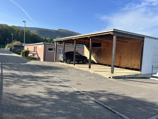 Carport mit nebenliegendem Nebengebäude