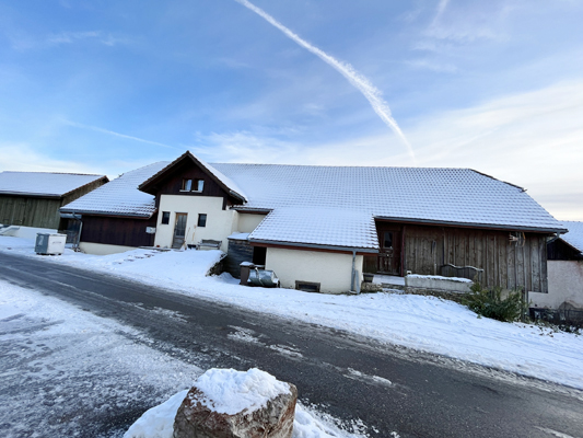 Verschneites Landhaus mit langem Satteldach