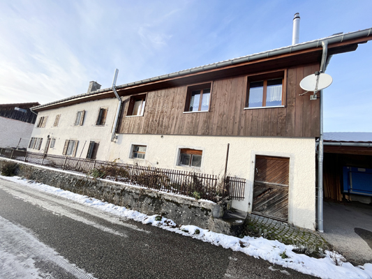 Ländliches Wohnhaus mit Holzfassade