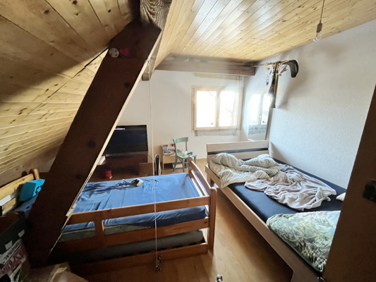 Dachzimmer mit zwei Betten