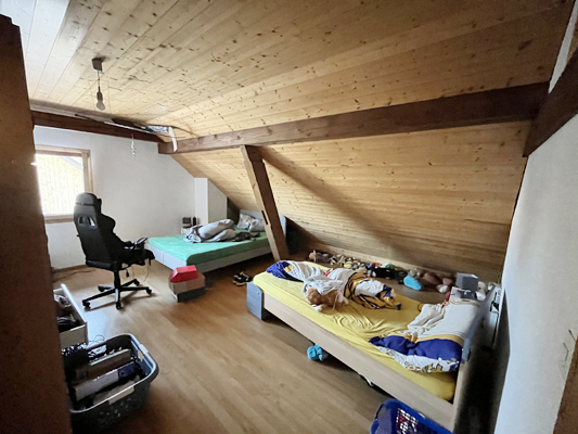 Dachzimmer mit zwei Betten