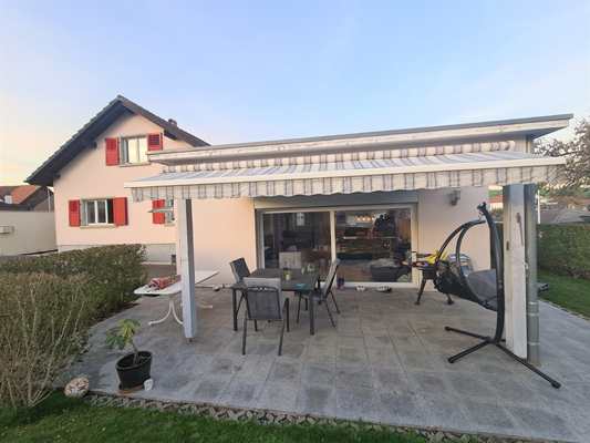 Terrasse mit Markise vor Wohnhaus