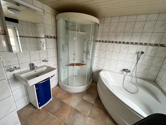 Badezimmer mit Dusche und Badewanne