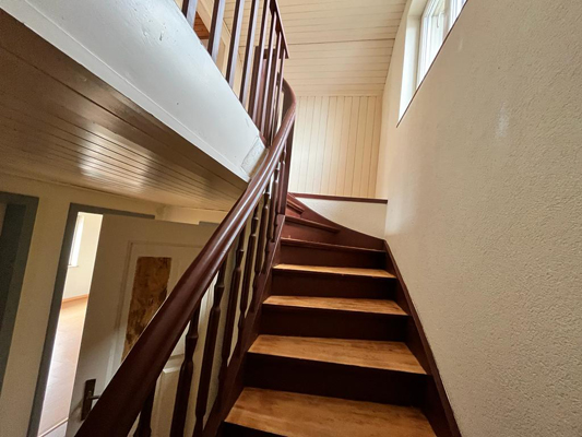 Treppenhaus mit Holztreppe