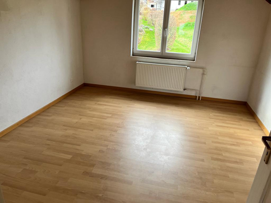 Leerer Raum mit Fenster und Heizkörper