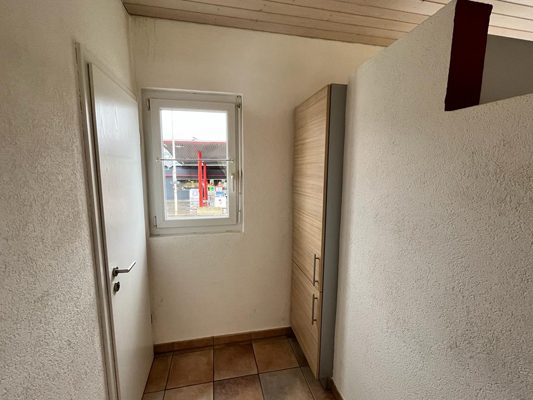 Schmaler Eingangsbereich mit Fenster