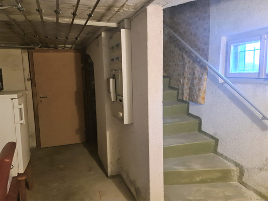 Kellerflur mit Treppe