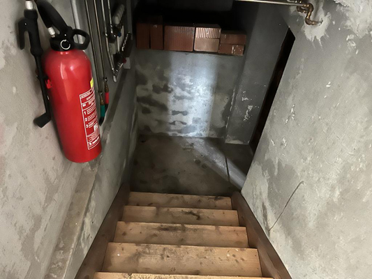 Kellerabgang mit Feuerlöscher