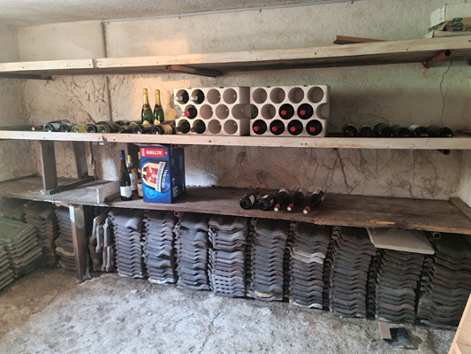 Weinkeller mit Regalen und gelagerten Flaschen