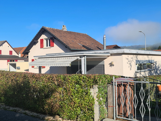 Wohnhaus mit Garten und Einfahrt