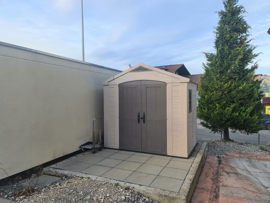 Außenaufnahme eines kleinen Gartenhauses