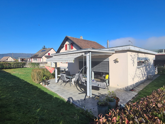 Garten mit moderner Terrasse