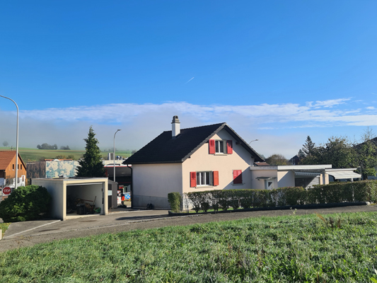Einfamilienhaus mit Garage und Blick ins Grüne